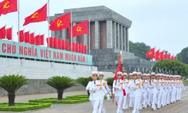 Chiến sĩ Đoàn 275 thực hiện nghi lễ hàng ngày tại Lăng Bác