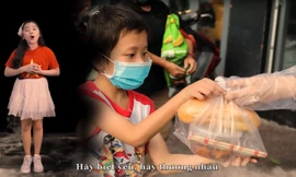 Thí sinh Lưu Hoàng Yến Nhi thể hiện bài Hộp cơm từ thiện