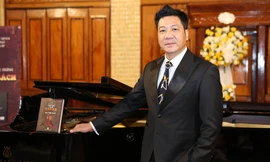 Giọng nam trầm hàng đầu Việt Nam ra sách