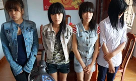 Nhóm nữ sinh vác dao tới trường chém bạn