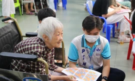 TP.HCM: Teen đem làn gió Xuân đến nhà dưỡng lão trong những ngày Tết đến thật gần