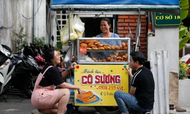 Đôi bạn trẻ đi khắp Sài Gòn vẽ biển hiệu miễn phí cho những người bán hàng rong