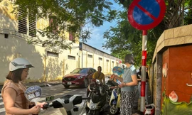 Kỳ thi tốt nghiệp THPT 2023: Phụ huynh gác lại mọi việc đợi con trước cổng trường