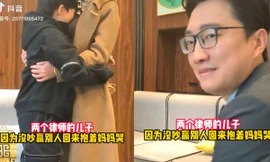 "Cười xỉu" clip ông bố bất lực nhìn con trai khóc nức nở vì không cãi thắng bạn