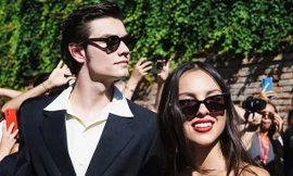 Olivia Rodrigo và bạn trai Louis Partridge “gây bão” tại Liên hoan phim Venice