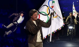 Lễ bế mạc Olympic Paris 2024: Billie Eilish, Tom Cruise "đốt cháy" sân khấu