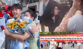 Độc lạ cách phụ huynh xứ Trung cổ vũ sĩ tử: Cầm ảnh idol, slogan "chất như nước cất"