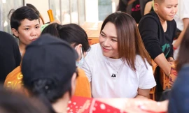 Mỹ Tâm ghi điểm bởi hành động tinh tế khi trao quà cho các em nhỏ