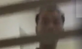 Vị cảnh sát khu vực tên B. trong đoạn video đôi co với người dân (ảnh cắt từ clip)