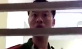 Người mặc sắc phục nhổ nước bọt trước mặt dân. Ảnh cắt từ clip