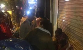 CSGT tặng chăn cho những mảnh đời lang thang, cơ nhỡ.