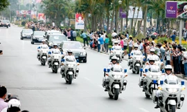 Lực lượng CSGT cùng đặc vụ dẫn đoàn trên đường phố Hà Nội. Ảnh: Như Ý 