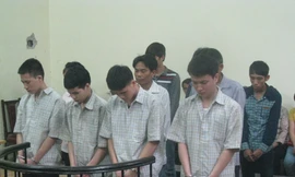 Đập phá trụ sở công quyền, lĩnh án