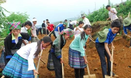 Tuổi trẻ Yên Bái làm đường trong hè tình nguyện Ảnh: T.D