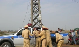 Tài xế cướp súng CSGT rồi chạy về nhà