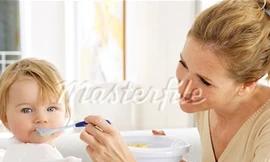 ‘Gỡ rối’ những khó khăn mẹ gặp phải khi cho bé ăn