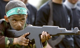 Bộ Giáo dục Hamas dạy học sinh bắn AK và đánh bom?