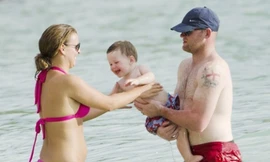 Vợ Rooney diện bikini hồng