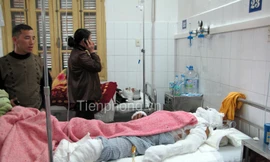 Anh Việt (ngoài cùng) và anh Hoàn đang được điều trị tại Bệnh viện Xanh - pôn. Ảnh: Tuấn Nguyễn