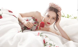 Mỗi lần đội vương miện, Địch Lệ Nhiệt Ba đều gây thương nhớ vì nhan sắc kiêu sa, lộng lẫy