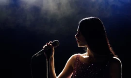 Vừa cất giọng hát, sao Việt này đã khiến khán giả "tháo chạy" khỏi livestream vì quá sợ?