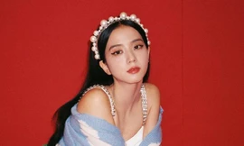 Bạn có thấy chiếc bờm ngọc trai của Jisoo (BLACKPINK) trong hình này nhìn rất quen?