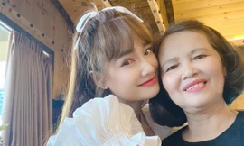 Nhã Phương khoe ảnh tình cảm bên mẹ nhưng có điều lạ khiến khán giả lo lắng khi nhìn vào