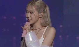 Ngạc nhiên chưa, Rosé mang hẳn áo phao lên sân khấu mà vẫn được khen đẹp