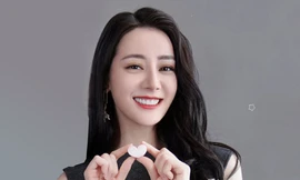 Địch Lệ Nhiệt Ba lại leo “hot search” và gây tranh cãi vì một hành động nhiều người vẫn làm