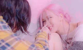 Diễn cảnh tình cảm quá ngọt trong Lovesick Girls, Rosé bị nghi hẹn hò với mỹ nam YG Ent