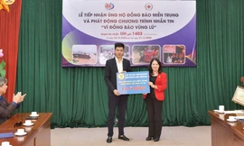 Đại diện tập đoàn MED GROUP trao 1,5 tỷ đồng tới Hội Chữ Thập đỏ Việt Nam