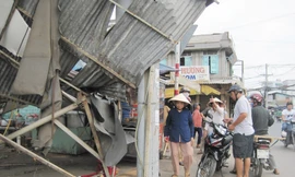 Gió xoáy thổi sập quán ăn, người dân hoảng loạn