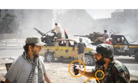 Sử dụng nhiều radio chứng tỏ sự điều phối tinh vi giữa các lực lượng ở Libya Ảnh: John Cantlie