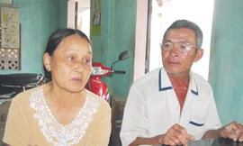 Vợ chồng ông Ngô Văn Sang bặt tin con sau thảm họa ở Nhật Bản Ảnh: Ngọc Văn