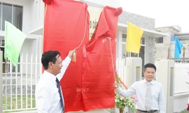 Ông Đào Hồng Tuyển trao biệt thự cho GS Ngô Bảo Châu