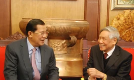 Thủ tướng Hun Sen thăm 'thủ trưởng' cũ Lê Khả Phiêu và Lê Đức Anh