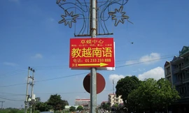 Sát nách Thủ đô: Cả phố rợp biển tiếng Trung Quốc