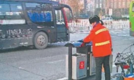 Nữ triệu phú ngày ngày quét rác để dạy con