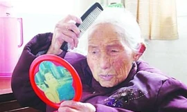 Cụ bà 104 tuổi cả ngày ngồi... soi gương