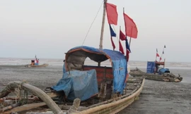 Cứu 4 ngư dân bị chìm thuyền trên biển