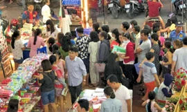 Phụ huynh nháo nhào tìm sách cho con, các nhà sách kẹt cứng người