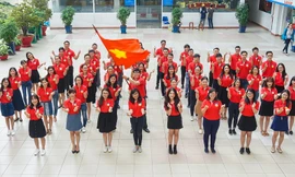 Sinh viên TPHCM háo hức trước giờ bóng lăn