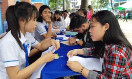 Thí sinh nộp hồ sơ nhập học vào trường ĐH Công nghiệp thực phẩm TPHCM năm học 2018