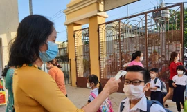 Học sinh được đo thân nhiệt trước khi vào trường