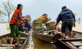 Nhiều nơi tại miền Trung bị ngập sâu trong nhiều ngày dẫn đến thiếu lương thực (ảnh: Cán bộ xã Hương Vinh, Thị xã Hương Trà, T.T.Huế vận chuyển mì gói từ các mạnh thường quân đến người dân)