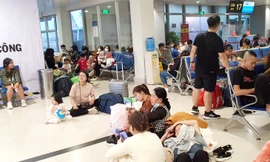 Sân bay Tân Sơn Nhất đông nghịt, khách vật vã từ mờ sáng 27 Tết