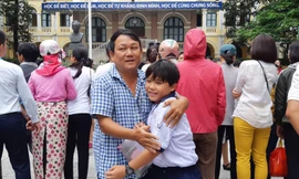 Bố ôm động viên con trai sau 90 phút làm bài khảo sát bằng Tiếng Anh vào lớp 6 Trường THPT Chuyên Trần Đại Nghĩa