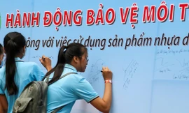 Học sinh, sinh viên TPHCM ký cam kết không sử dụng ly nhựa, ống hút