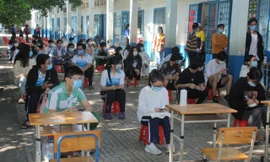 Thí sinh chờ đến lượt lấy mẫu xét nghiệm COVID-19 sáng ngày 3/7 tại TPHCM