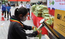 Người dân nhận gạo tại "ATM gạo" đặt ở trường UEF 